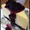 เนื้อเค้มนุ่มๆ ลาดซอสบลูเบอรรี่  ที่ ร้านอาหาร Patisserie Mori Osaka RCA