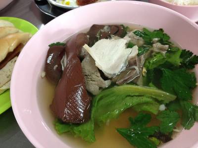 เกาเกลาเลือดหมู ที่ ร้านอาหาร ร้านเอมโอช