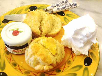 Scone Yummm! ที่ ร้านอาหาร White Story The Walk
