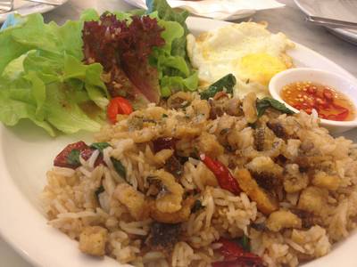 ข้าวผัดปลาสลิดอร่อยยามเย็น ที่ ร้านอาหาร White Story The Walk