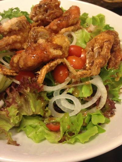 สลัดปูนิ่ม ที่ ร้านอาหาร Cup By Cup De Café