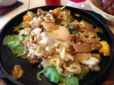 คั่วไก่อบไข่ ที่ ร้านอาหาร คั่วไก่ นิมมาน