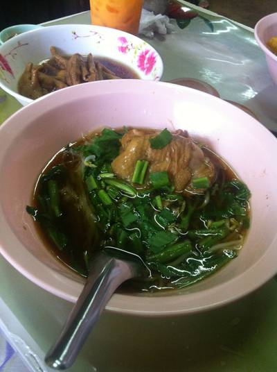 ก๋วยเตี๋ยวไก่ตุ๋น เปื่อยเวอร์ ละลายในปาก ที่ ร้านอาหาร เจ้ลั้งชวนชิม ก๋วยเตี๋ยวไก่ตุ๋น เปื่อยเวอร์ ละลายในปาก ที่ ร้านอาหาร เจ้ลั้งชวนชิม
