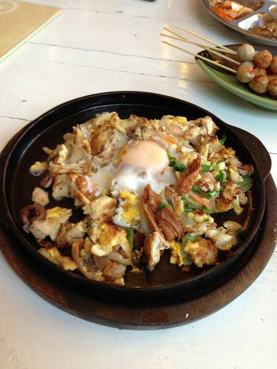 คั่วไก่ไข่อบ ที่ ร้านอาหาร คั่วไก่ นิมมาน