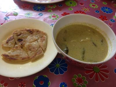 โรตี+แกงเขียวหวานไก่ ที่ ร้านอาหาร โรตี มะตะบะ โรตี+แกงเขียวหวานไก่ ที่ ร้านอาหาร โรตี มะตะบะ