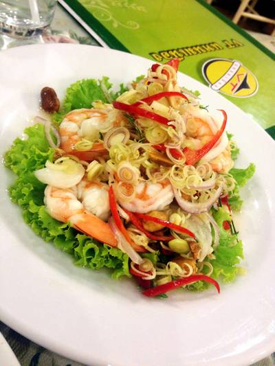 ยำตะใคร้ ที่ ร้านอาหาร VT แหนมเนือง