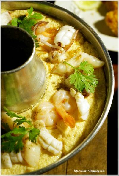 ไข่ตุ๋นทะเลหม้อไฟ ใส่หมึกสดๆ กุ้งเด้ง ๆ ^ ^ ที่ ร้านอาหาร บ้านท้ายซอย