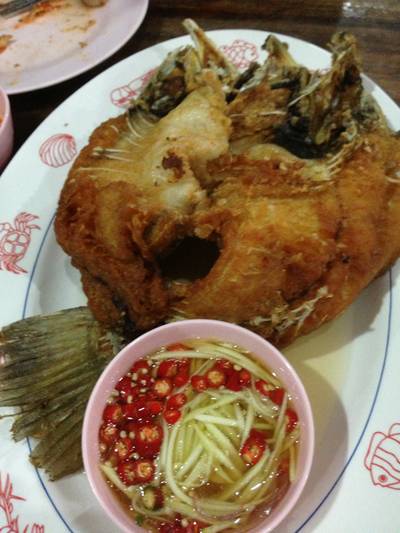ปลากระพงทอดน้ำปลา อันนี้ชอบสุด แต่แพงไปนิด 420 บาท แหนะ ที่ ร้านอาหาร ครัวยุพิน