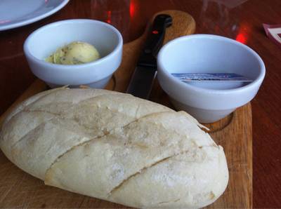 ขนมปังสุดแข็งแต่ก็อร่อยดี ที่ ร้านอาหาร Tony Roma's Terminal 21