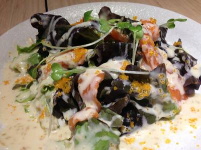 สลัดซัลมอน ที่ ร้านอาหาร KAZOKUTEI Japanese Udon & Soba