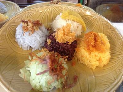 ข้าวเหนียวเบญจรงค์ ที่ ร้านอาหาร โกปี้