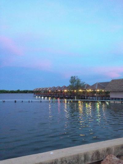 บรรยากาศร้าน ติดน้ำ รับลมชิวๆ ที่ ร้านอาหาร ครัวยุพิน