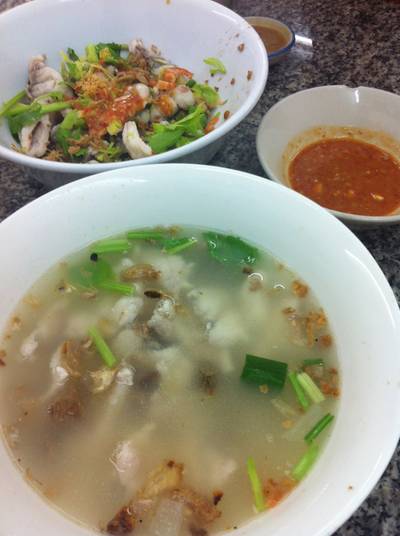 ข้าวต้มปลา ปลาลวก น้ำจิ้มเด็ด แซบ ที่ ร้านอาหาร ฮ้อข้าวต้มปลา (กิมโป้)