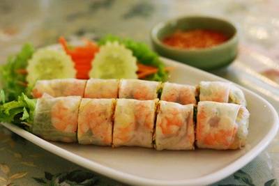 ปอเปี๊ยะสดกุ้ง ที่ ร้านอาหาร VT แหนมเนือง