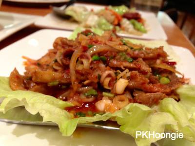 พล่าคอหมู ที่ ร้านอาหาร บ้านหญิง สยามสแควร์