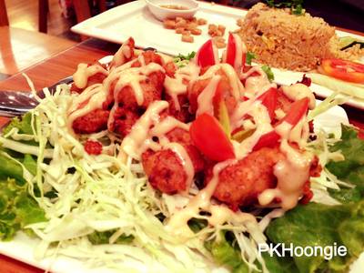 ไก่ทอดครีมสลัดลาบ ที่ ร้านอาหาร บ้านหญิง สยามสแควร์