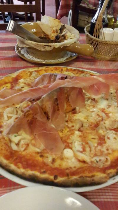 Titanic pizza อร่อยค่ะ ที่ ร้านอาหาร Bella Napoli