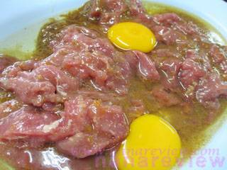 จานหมู และ จานเนื้อ หน้าตาแบบนี้ ที่ ร้านอาหาร สุกี้เอี้ยว-ฮั้ว 2498