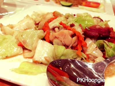 กะหลาำปลีผัดเบคอน ที่ ร้านอาหาร บ้านหญิง สยามสแควร์