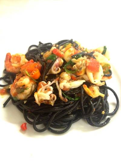 Squid Ink Spaghetti Seafood ที่ ร้านอาหาร เชฟถนอม Squid Ink Spaghetti Seafood ที่ ร้านอาหาร เชฟถนอม