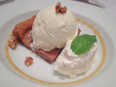 Walnut Blondie ที่ ร้านอาหาร Greyhound Café Central ชิดลม