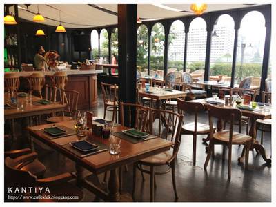  ตัวร้านจะแบ่งออกเป็น indoor และ outdoor  ที่ ร้านอาหาร The Garret ​(Secret Bistro Bar)
