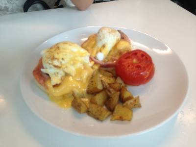 Egg benedict ที่ ร้านอาหาร Dean & Deluca ช่องนนทรี