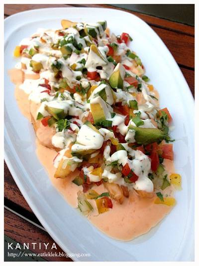Potato Skin Nachos (250 B) เมนูแนะนำของร้าน ที่ ร้านอาหาร The Garret ​(Secret Bistro Bar)