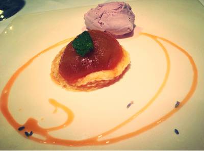แอพเปิ้ลพาย + ไอศครีมลาเวนเดอร์ ที่ ร้านอาหาร Greyhound Café ดิเอ็มโพเรี่ยม แอพเปิ้ลพาย + ไอศครีมลาเวนเดอร์ ที่ ร้านอาหาร Greyhound Café ดิเอ็มโพเรี่ยม