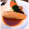 Salmon Steak (390B) เนื้อปลาสดชิ้นใหญ่ ทำมาได้สุกกำลังดี  ที่ ร้านอาหาร The Garret ​(Secret Bistro Bar)