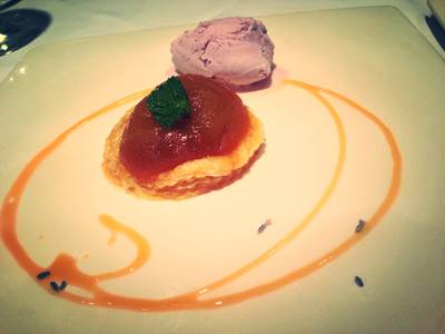 แอพเปิ้ลพาย + ไอศครีมลาเว็นเดอร์ ที่ ร้านอาหาร Greyhound Café ดิเอ็มโพเรี่ยม แอพเปิ้ลพาย + ไอศครีมลาเว็นเดอร์ ที่ ร้านอาหาร Greyhound Café ดิเอ็มโพเรี่ยม