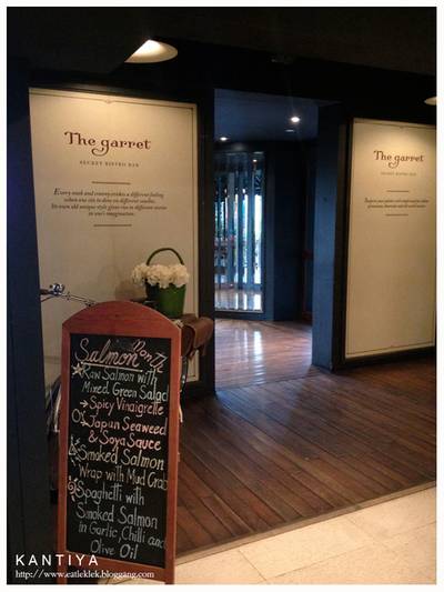 หน้าร้านมีการตกแต่งที่สวยดีค่ะ ที่ ร้านอาหาร The Garret ​(Secret Bistro Bar)
