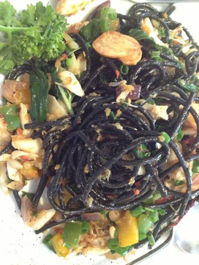 สปาเก็ตตี้เส้นดำปู ที่ ร้านอาหาร คอฟฟี่ บีนส์ บาย ดาว เอกมัย