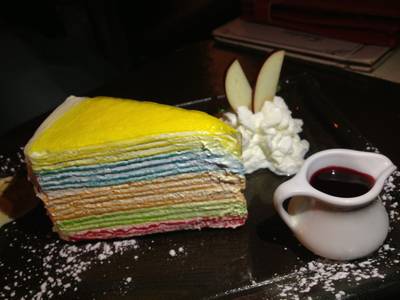 เรนโบว์เครปเค้ก ที่ ร้านอาหาร The Fabulous Bar & Dessert Cafe