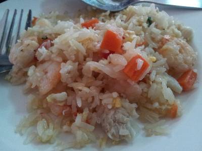 ข้าวผัดกุ้ง+ปูรสอูมามิ อันนี้ตักแบ่งมานิดนึงนะคับ จานจริงใหญ่ม๊วก ที่ ร้านอาหาร ครัวแสวง ซีฟู้ด