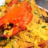 ปูผัดผงกะหรี่. ที่ ร้านอาหาร สามย่านซีฟู้ด