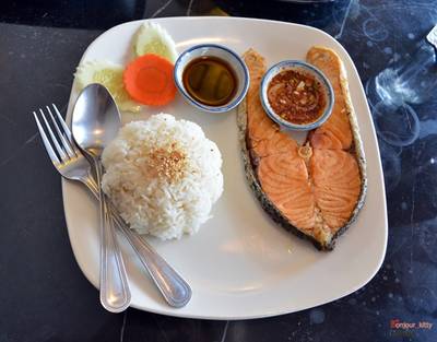 ข้าวแซลมอนย่างเกลือ  ที่ ร้านอาหาร โกปี๊ เดอ ภูเก็ต
