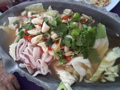 หมึกไข่นึ่งมะนาว  ที่ ร้านอาหาร ครัวแสวง ซีฟู้ด