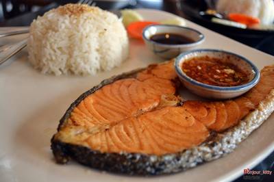 ข้าวแซลมอนย่างเกลือ  ที่ ร้านอาหาร โกปี๊ เดอ ภูเก็ต