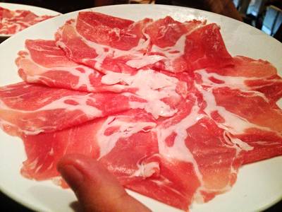 เนื้อหมู ที่ ร้านอาหาร Tazu Shabu Yaki