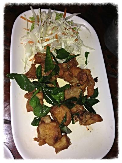 ไก่คั่วเกลือ กับแกล้มอย่างดี หัดเล่นอ่ะ ที่ ร้านอาหาร โคขุน ปลาเขื่อน