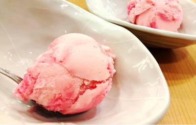 ไอศกรีมสตรอเบอรี่ ที่ ร้านอาหาร Katsu King X Siam