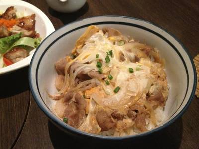 ข้าวหน้าหมูราดไข่ ที่ ร้านอาหาร Tazu Shabu Yaki