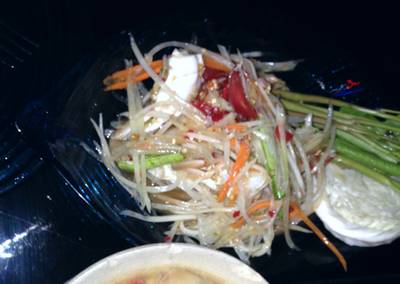 ส้มตำปูม้าจ้า เราชอบจานนี้รสชาดดีมากกกก ปูสดได้ใจจริงๆ ที่ ร้านอาหาร 4dinner Bar & Restaurant