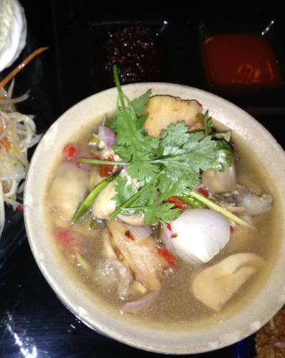 ต้มยำไก่ใส่ใบมะขาม ขอบอกว่ากลมกล่อมมาก ที่ ร้านอาหาร 4dinner Bar & Restaurant