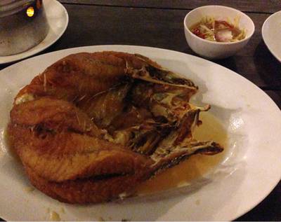 ปลากะพงทอดราดน้ำปลา ที่ ร้านอาหาร มุมอร่อย ศรีราชา