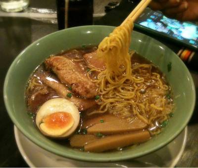 ราเมนหมูย่าง ที่ ร้านอาหาร Sendai Ramen Mokori สีลม