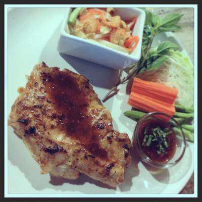 สเต็กลาว หมูนุ่ม ซอสเริ่ด ส้มตำกลมกล่อม ... อร่อยมาก พูดเลย ^^ ที่ ร้านอาหาร บ้านสบาย cafe&bar