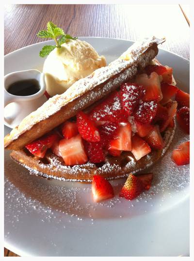 Strawberry Waffle 220 THB ที่ ร้านอาหาร Roast Coffee & Eatery