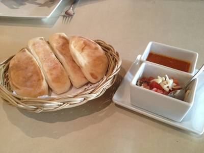 ขนมปังกับซอสอะไรไม่รู้ อร่อยย ผ่านโลดดด ที่ ร้านอาหาร Amici by Pomodoro
